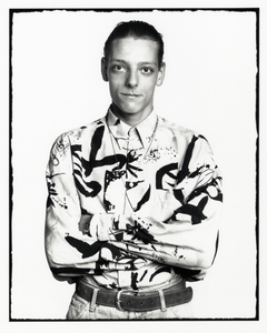 108340 Portret van een jongeman in een overhemd met penseelstreken.